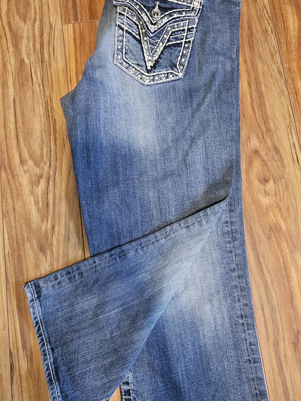 Practically NEW! Vigoss Blue Ankle Crop Jeans with Embellished Back Pocket